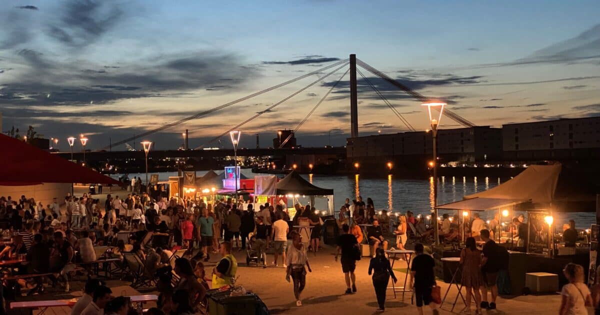 Rheinuferfest bei Nacht mit Street Food Ständen